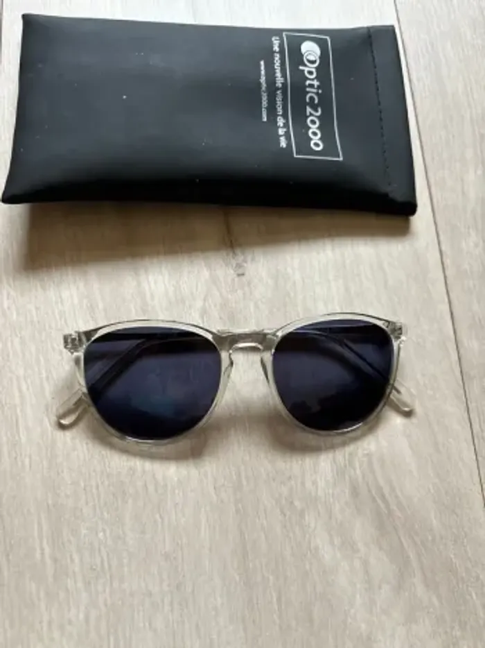 Lunettes de soleil verres teintés couleur bleue solaire