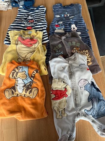 Pyjamas et bodies 1mois