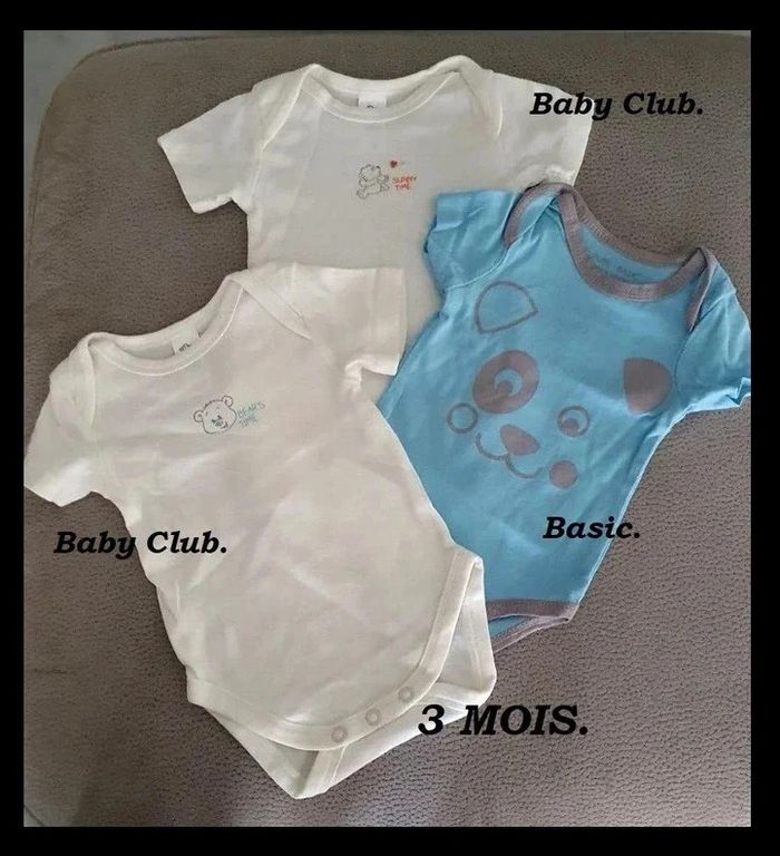 Lot de 3 bodies coton taille 3 mois.