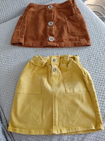 Lot de 2 jupes en 8 ans très bon état 