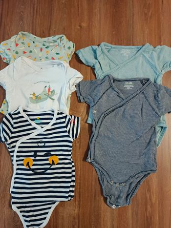 Lot 5 bodies 6 mois Kiabi Tao