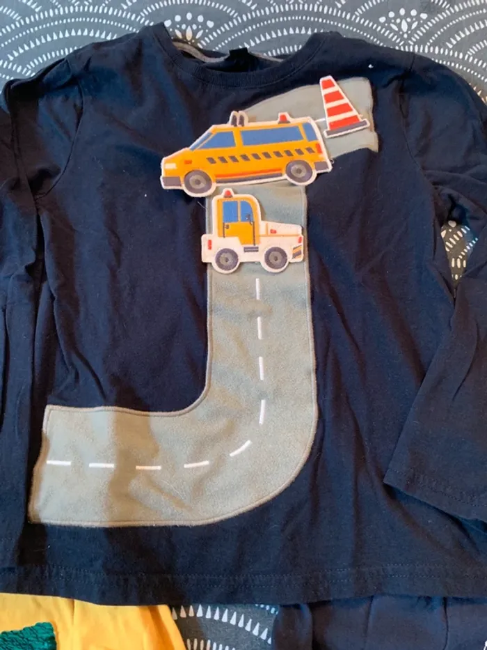 3 tshirts manches longues taille 8 ans - photo numéro 6