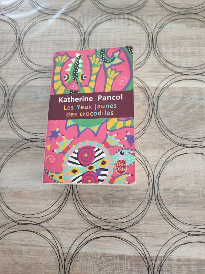 Les yeux jaunes des crocodiles