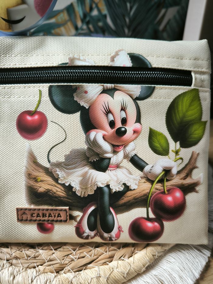 Magnifique pochette avant Cabaia 😍
Customisée motif Minnie et cerise 🍒 
Modèle BANCO - photo numéro 2