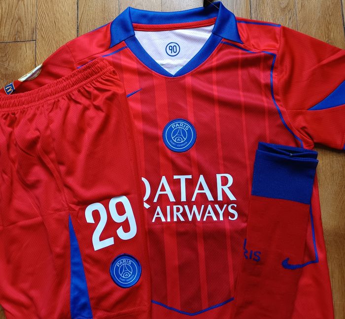 Magnifique tenue Barcola taille 10 ans PSG rouge 2026 - photo numéro 2