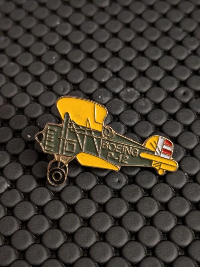 Pin's avion Boeing P-12
