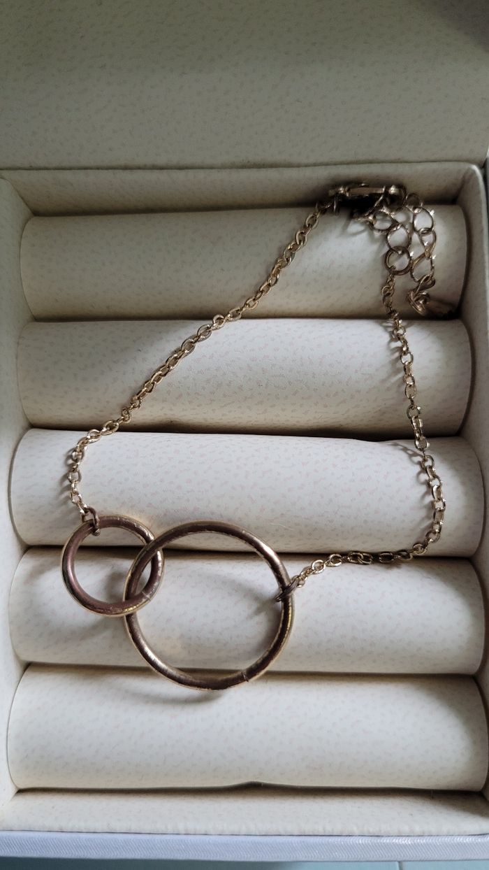 Bracelet doré avec 2 cercles