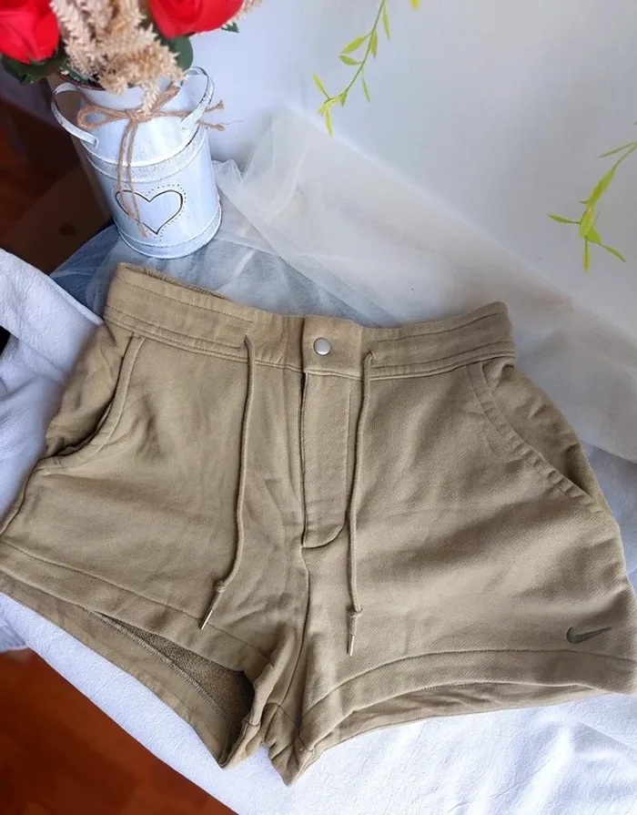 Short Nike – M – Kaki – État : Excellent