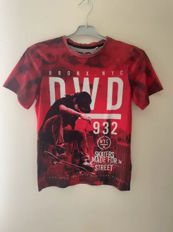T-shirt rouge de la marque DWD