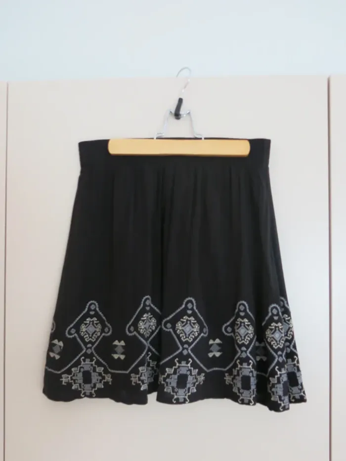 Jupe noire motif tribal