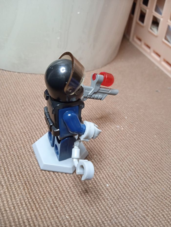 LEGO robot policier - photo numéro 2