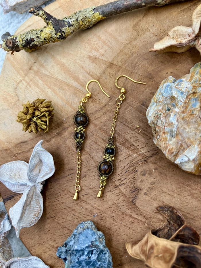 Boucles d’oreilles pendantes dépareillées macramé chaînes pierres Bronzite et Quartz