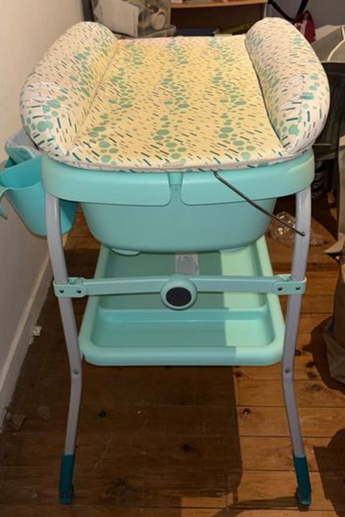 Baignoire et table à lange - photo numéro 2