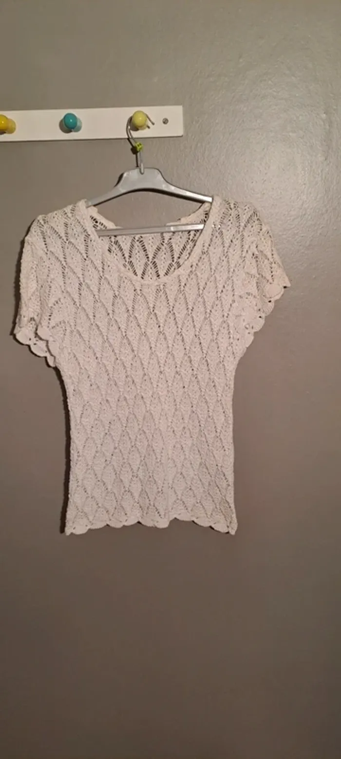 Débardeur blanc en dentelle - sans marque - Taille 36 - Bon état.