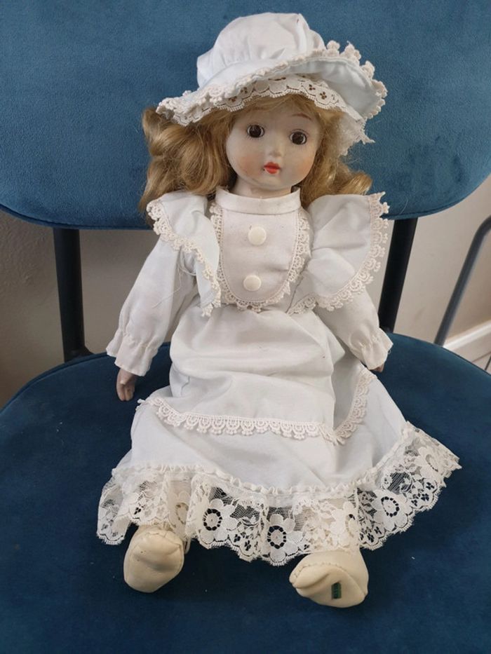 Poupée en porcelaine