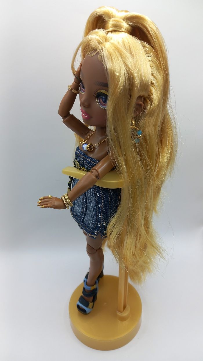 Poupée rainbow high Meline custom avec accessoires et tenues - photo numéro 8