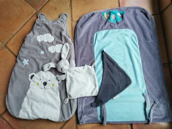 Gigoteuse bébé et autres accessoires, le lot de 4 articles