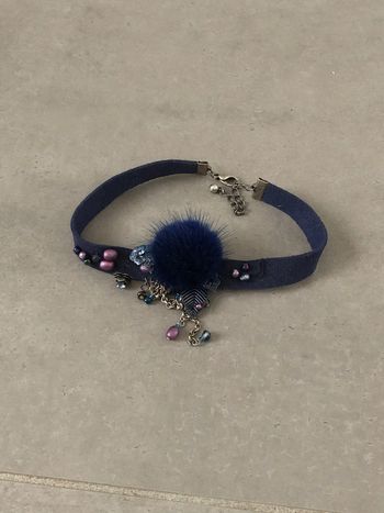Collier bleu pompon