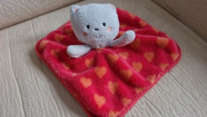 Doudou plat chat rose coeurs oranged orchestra