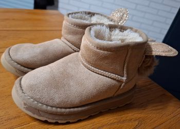 Bottines fille,  fourrées beige avec pompons – très mignonnes