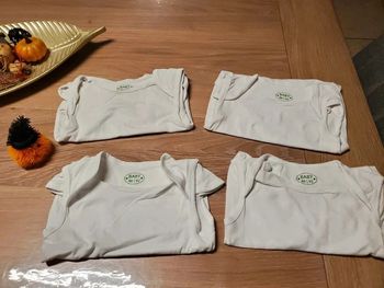 Lot de 4 bodies sans manches taille 86-92 cm