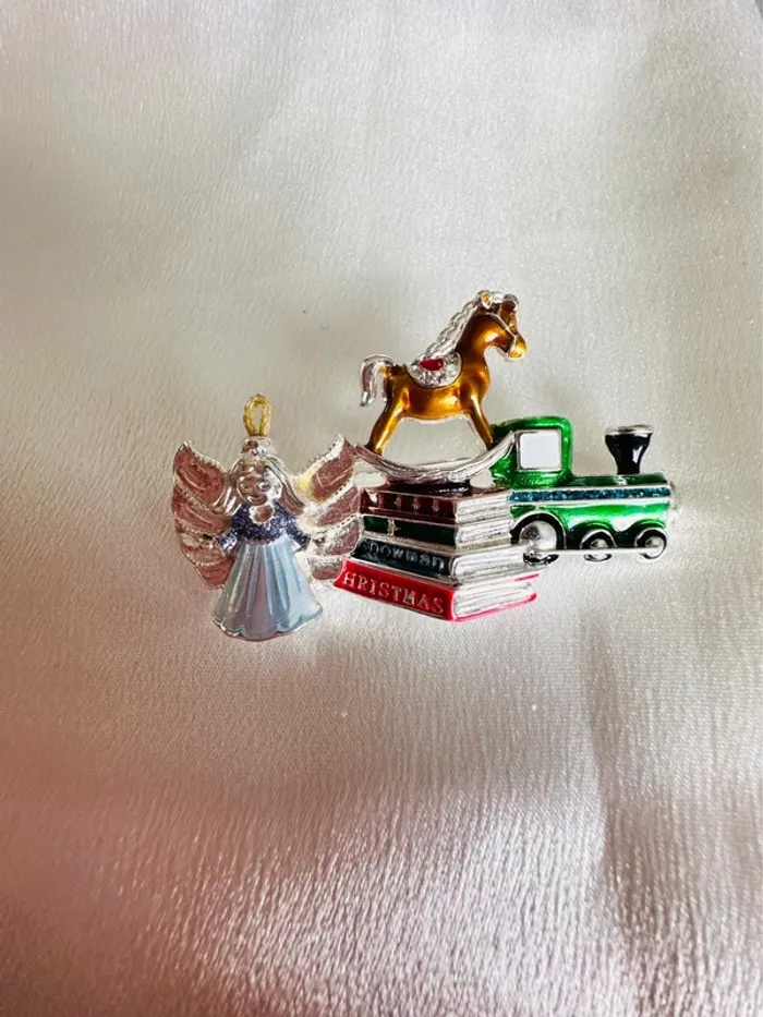 Broche vintage Napier en argent thème Noël – Ange, cheval à bascule & train