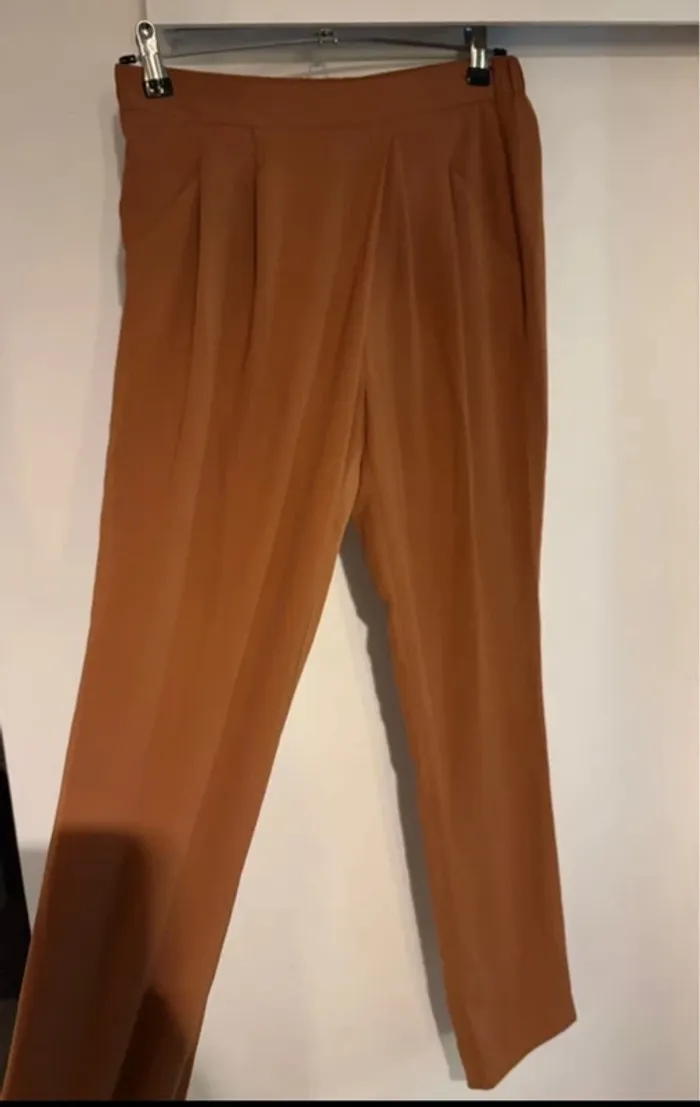 Pantalon carotte camel Reserved T38 neuf - photo numéro 2
