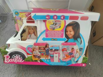 Ambulance Barbie neuf