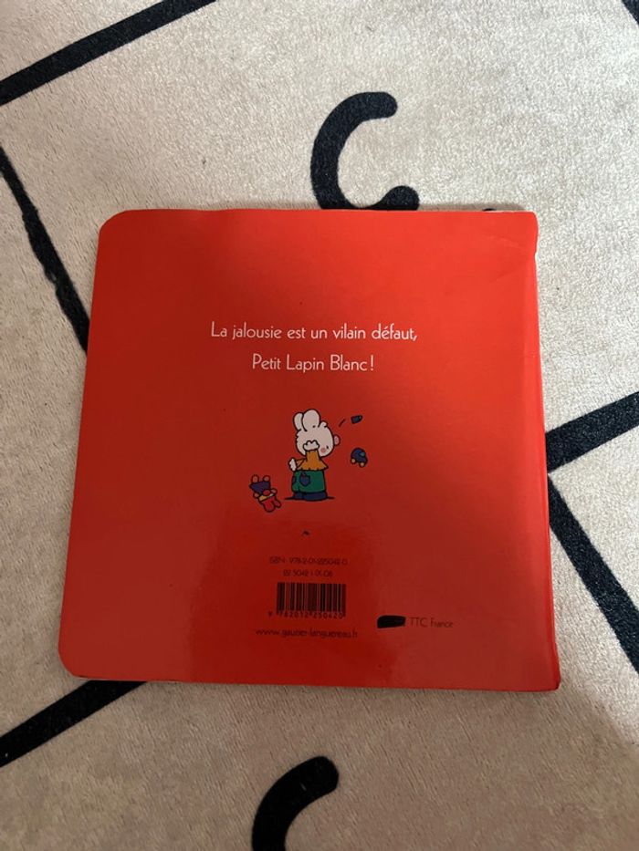 Livre enfant petit lapin blanc est jaloux - photo numéro 2