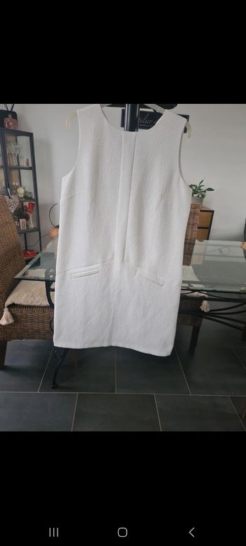 Très jolie robe blanche très classe