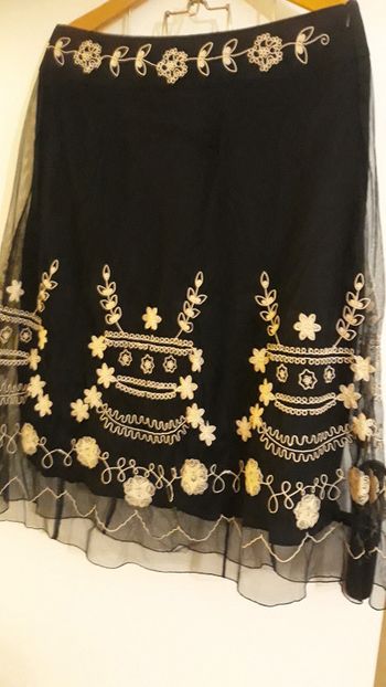 Jupe noire broderies beiges - T. 44