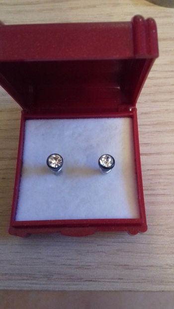 Boucles d'oreilles clous argentés avec strass, neuves