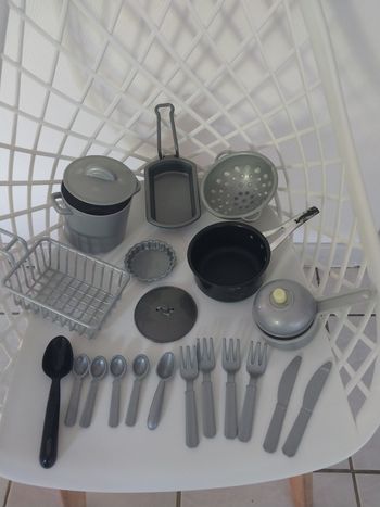 Dinette vintage en plastique rigide – 20 pièces
