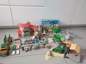 Gros lot playmobil ile vacances, maison animaux personnages accessoires avion voiture...
