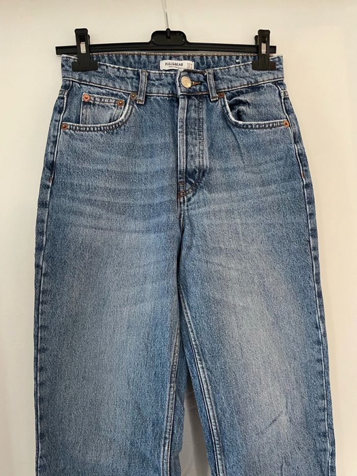 Jean bleu court taille haute coupe flare mom jambe large pull & bear taille 36 - photo numéro 2