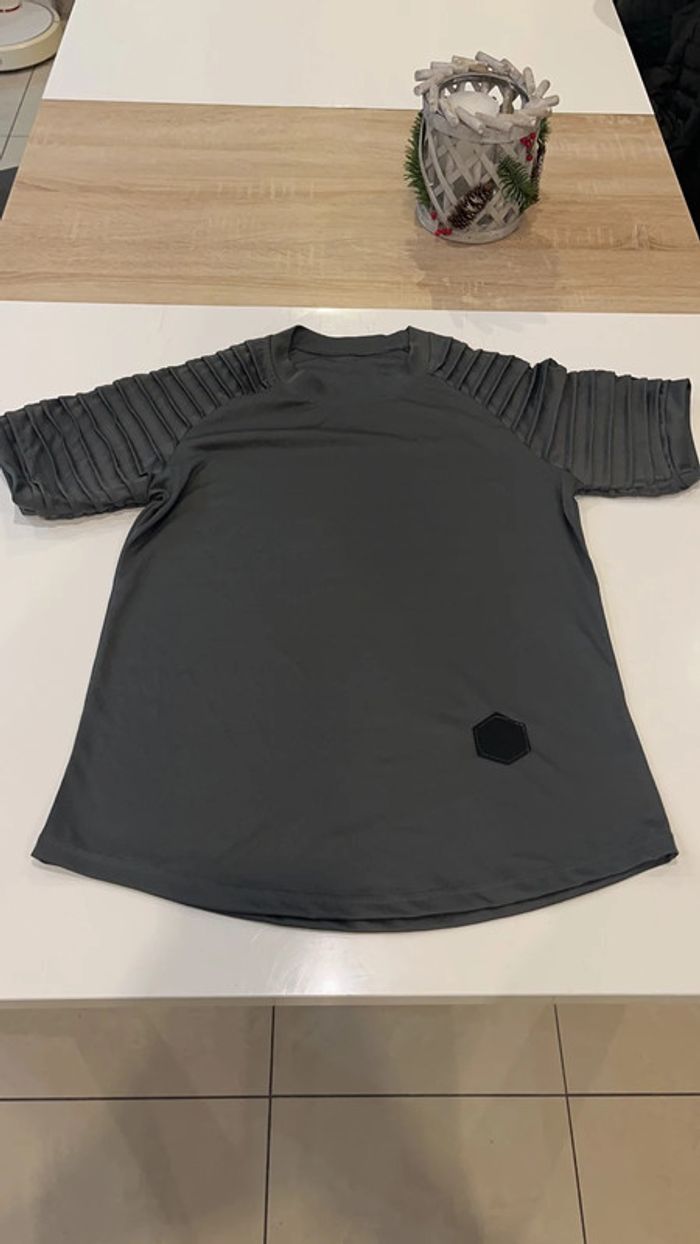 Tee-shirt sport taille S, acheté mais jamais porté.