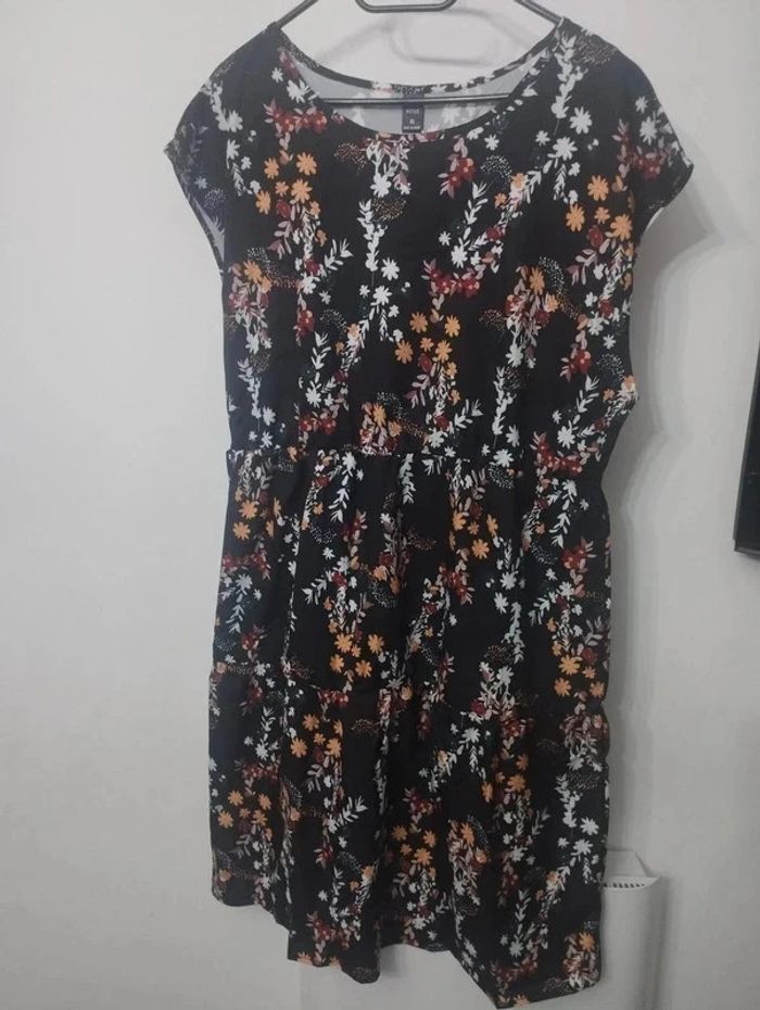 Robe fleurie neuve avec étiquette