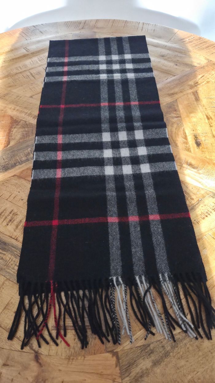 Écharpe Burberry noire Modèle Iconic Check - photo numéro 4
