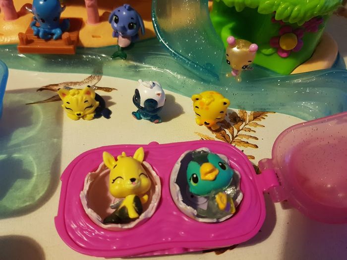 Lot île fête tropicale + 55 figurines Hatchimals + playset tous en scène + boite - photo numéro 7