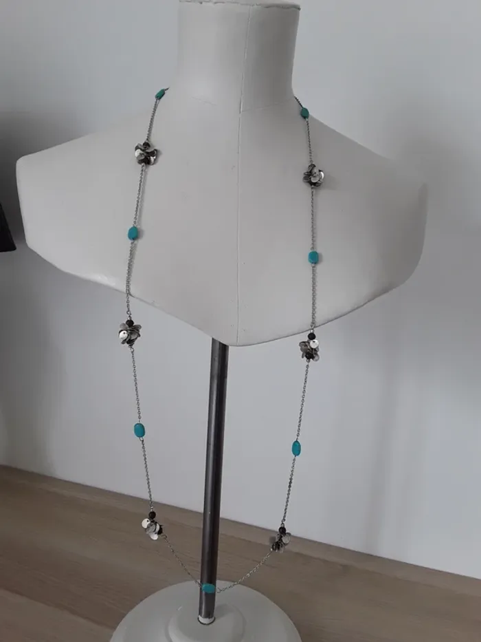 Collier et boucles d'oreilles