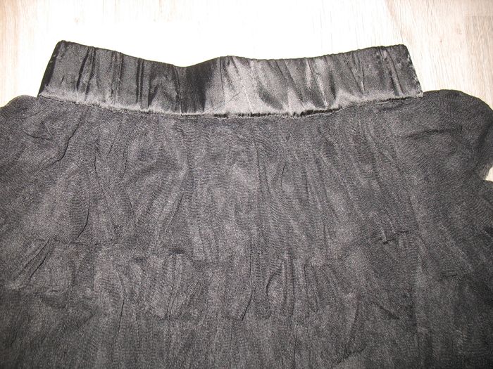 JUPE COURTE NOIRE A VOLANTS "H&M" - TAILLE 36 - n°02 - photo numéro 2