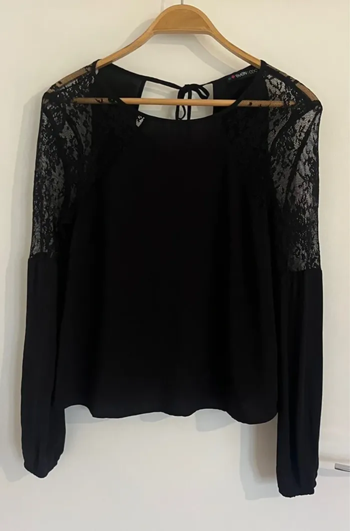 Blouse noire avec dentelle - taille 34 - photo numéro 2