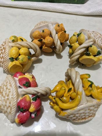 Lot de petites corbeilles de fruits décoratives.