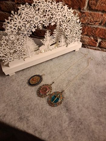 Lot de 3 magnifiques colliers avec pendentif multicolore