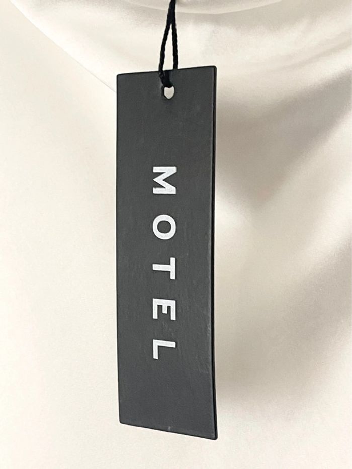 Magnifique robe blanche de soirée ou cérémonie satinée marque Motel taille M - photo numéro 6