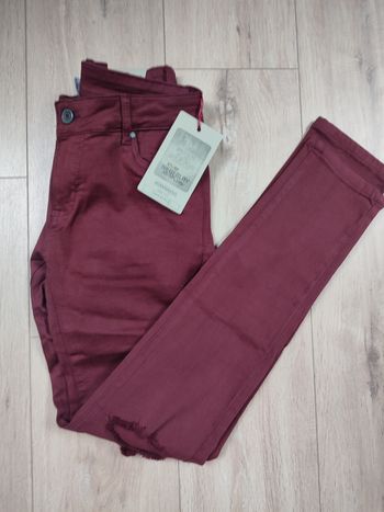 Pantalon bordeau élastique  à trous