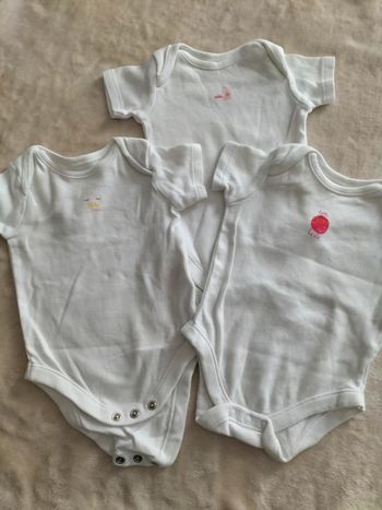 Bodies manches courtes taille 0/3 mois