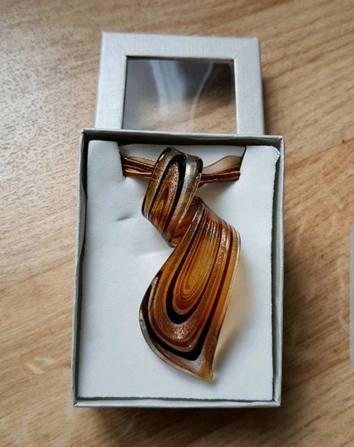 Collier avec pendentif en verre