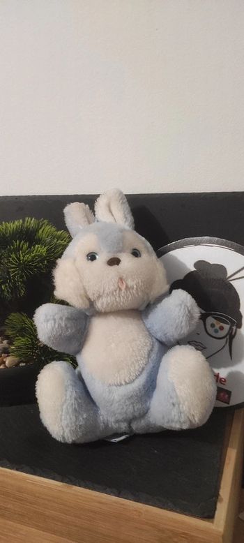 Peluche lapin bleu clair et blanc assis nounours langue rose Ancien vintage