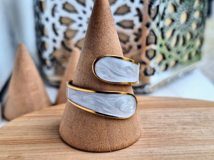 Bague Doré ouverte, avec du nacre blanc, Elégant et Minimaliste, Ajustable - photo numéro 2